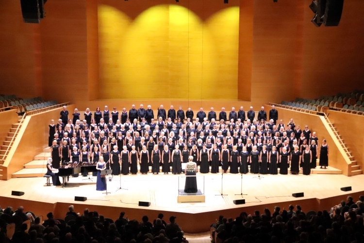 Hertforshire's Classical Chorus under Abigail Harris' direction in Barcelona's L'Auditori classical music venue on July 30, 2022 (by Natàlia Segura)